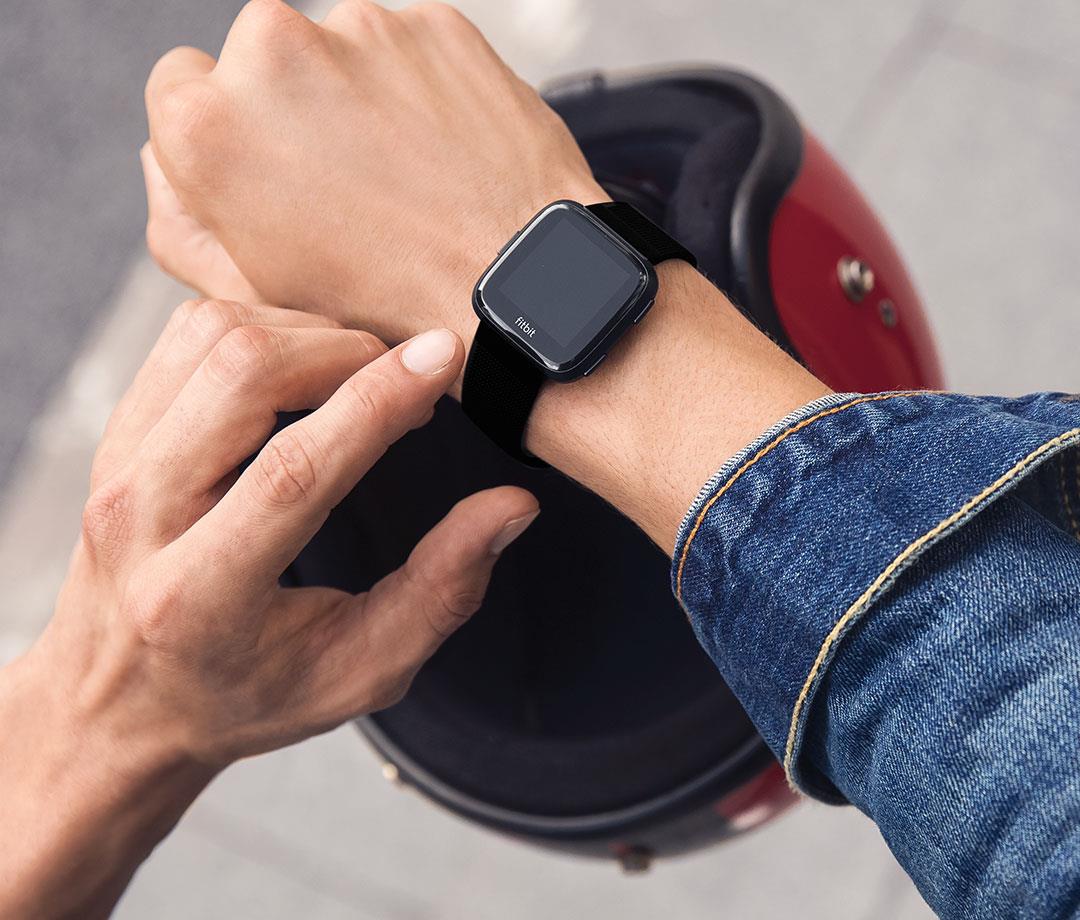Fitbit Versa - Schwarzes Aluminium - intelligente Uhr mit Band - schwarz - Bluetooth, NFC (FB505GMBK-EU)