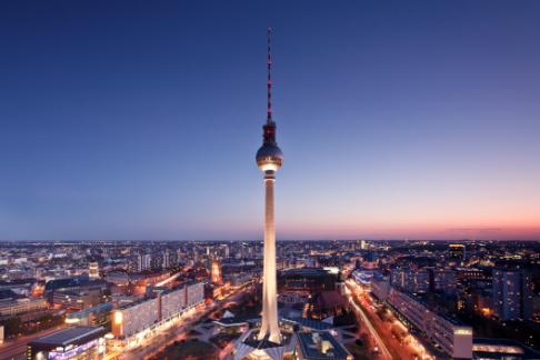 TV Tower Berlin. Restaurant – Tisch am Gang im Fernsehturm
