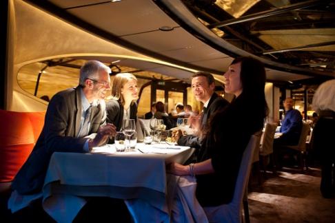 Bateaux Parisiens Dinner Cruise 20.30 - Service Etoile