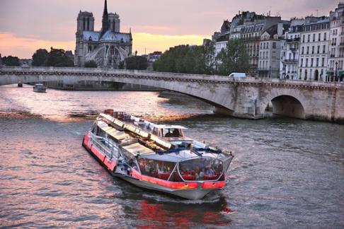Bateaux Mouches - Valentine's Day Dinner Cruise at 20:30