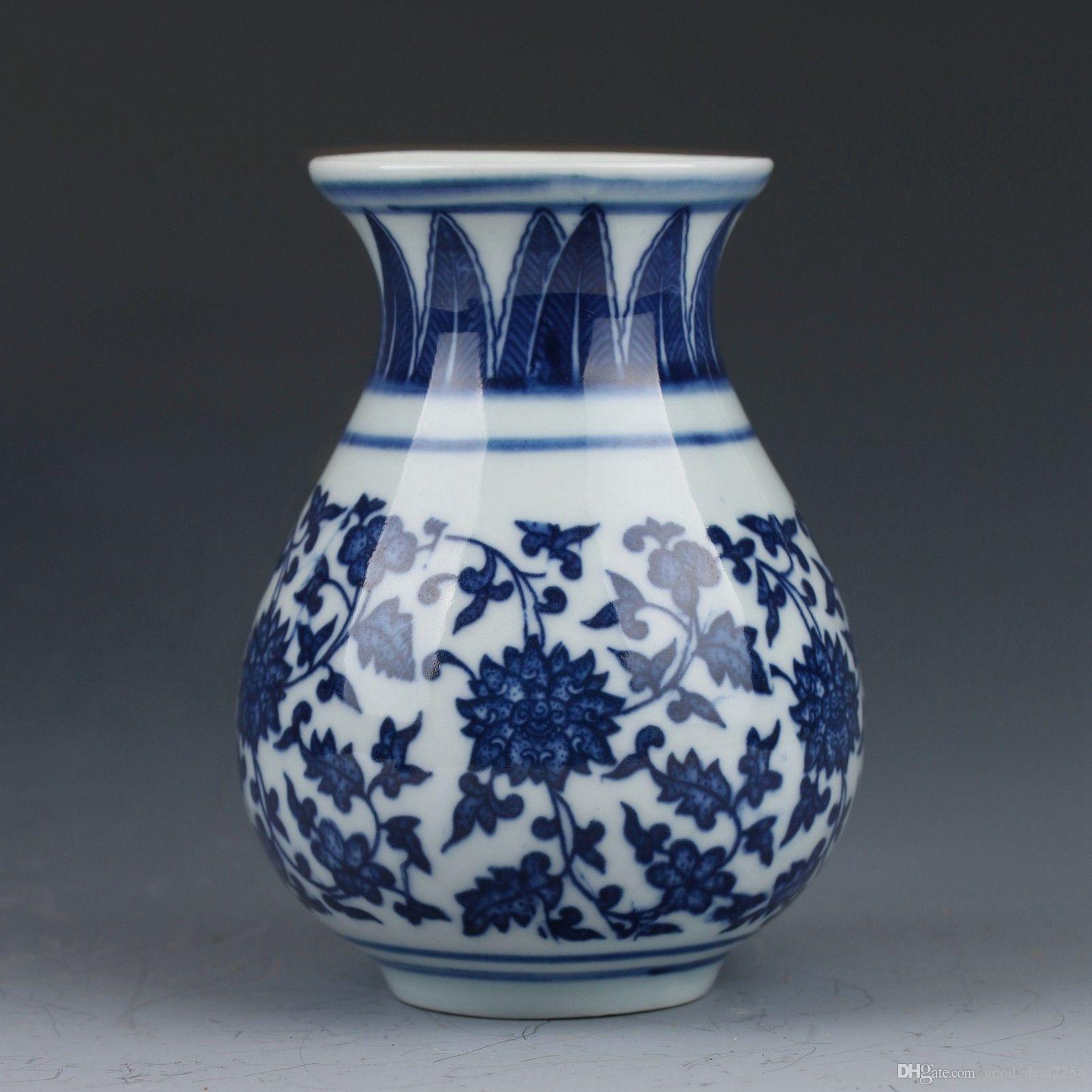 Chinese Blue & White Porcelain Hand Painted Flower Vase W Qianlong Mark G508