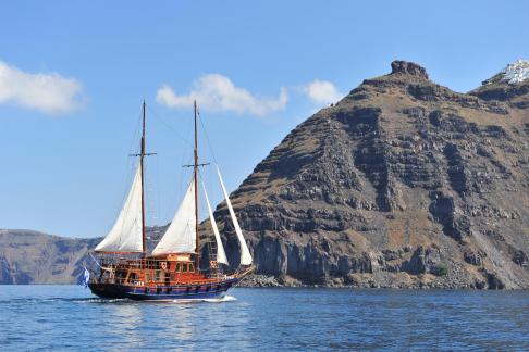 Tour of Caldera on a Sailing Boat + Bus Transfers