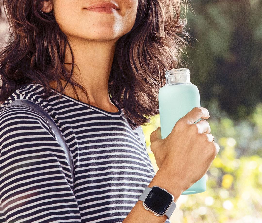 Fitbit Versa - Aluminium, Silber - intelligente Uhr mit Band - grau - Bluetooth, NFC (FB505SRGY-EU)