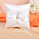 anillo de la almohada de raso marfil con arco y perlas de imitación