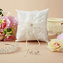 Almohada del anillo de boda hermosa con la flor delicada