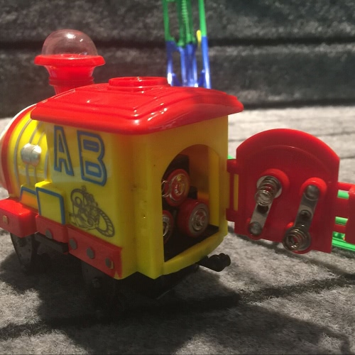 Track Racer Rennwagen Schienenauto Elektro-Track-Batterie-DIY Spielzeug-Set Powered für Kinder