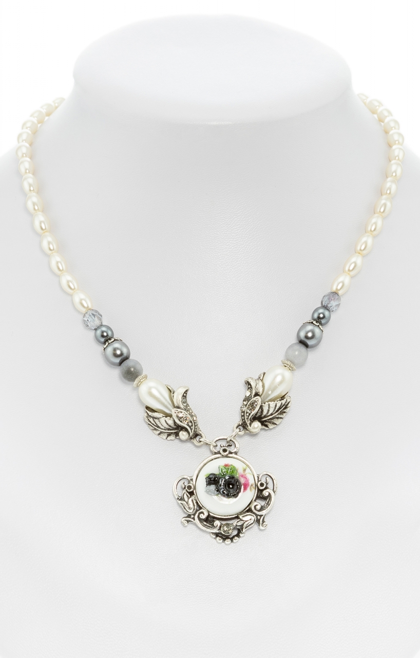 Pearl necklace with flower pendant gray